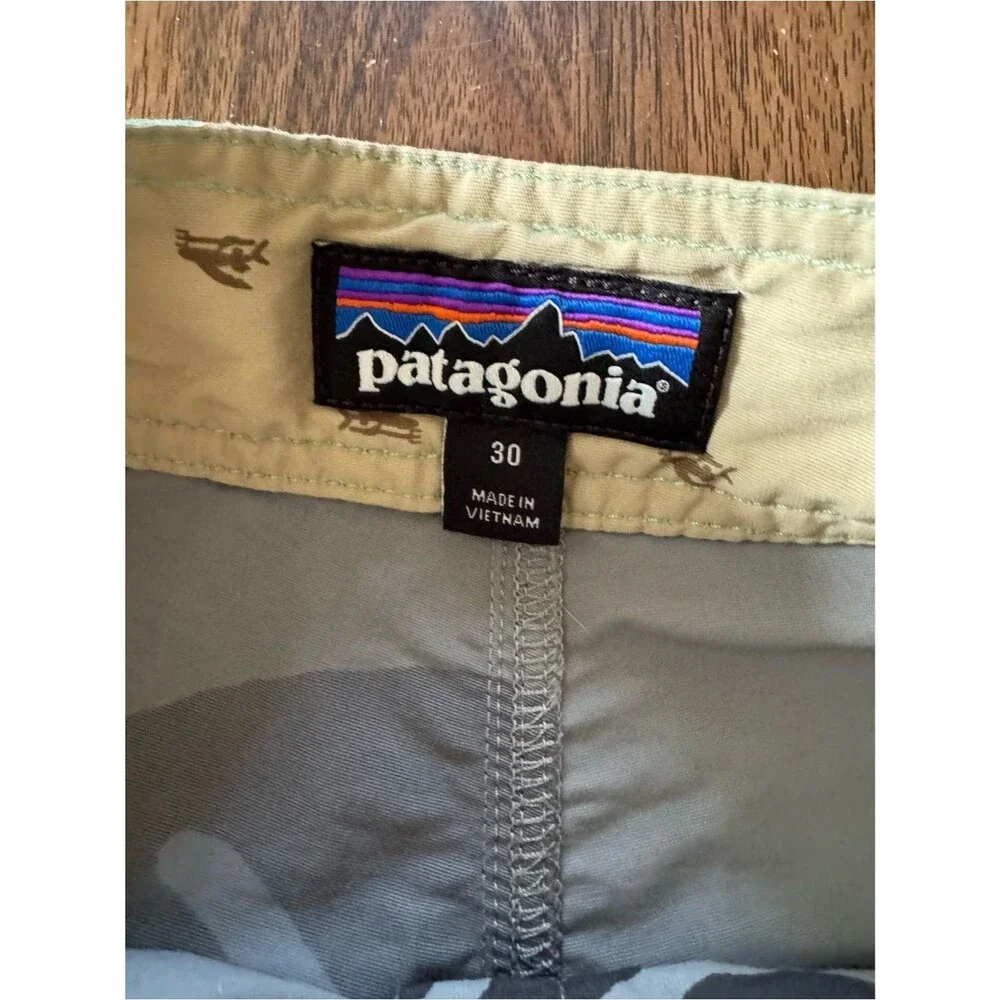 Patagonia Floral Wavefarer Board Shorts Size 30
